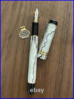 RARE Parker Duofold International Fountain Pen Pearl & Black, Gold Broad Nib